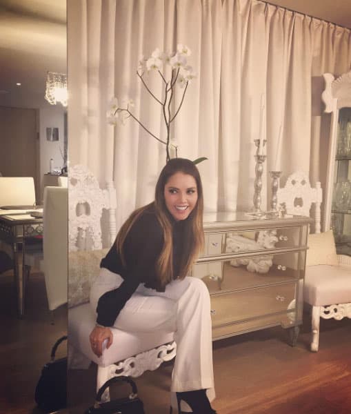 Además de los vestidos, a la actriz le encantan los pantalones acampanados.