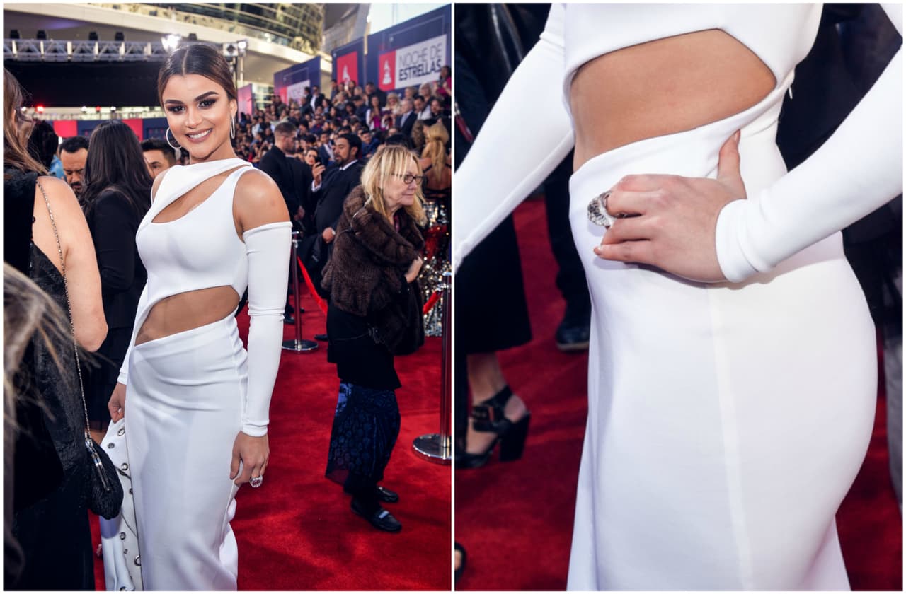 En un color natural, que combinaban con su vestido blanco, llegó Clarissa a la noche de Latin GRAMMY.