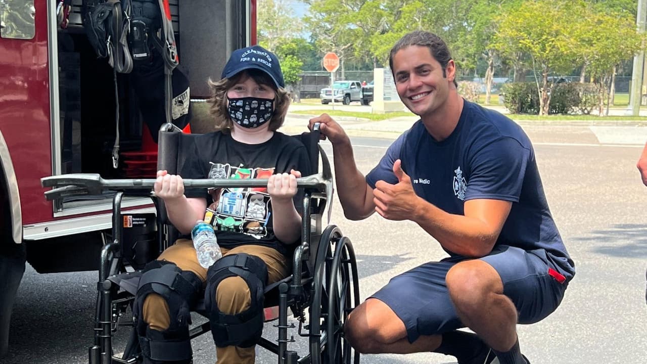 Bomberos de Clearwater sorprenden a niño que tiene problemas para caminar   