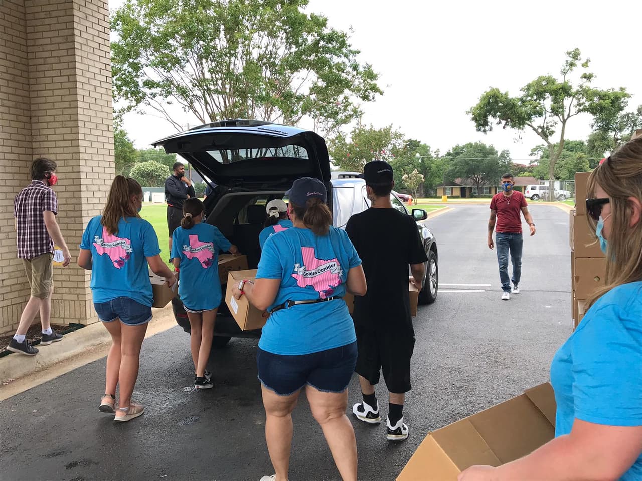 El evento denominado 
<i>Healthy Summer Box,</i> contó con la ayuda de varios voluntarios que repartieron las cajas de comida. 
<br>