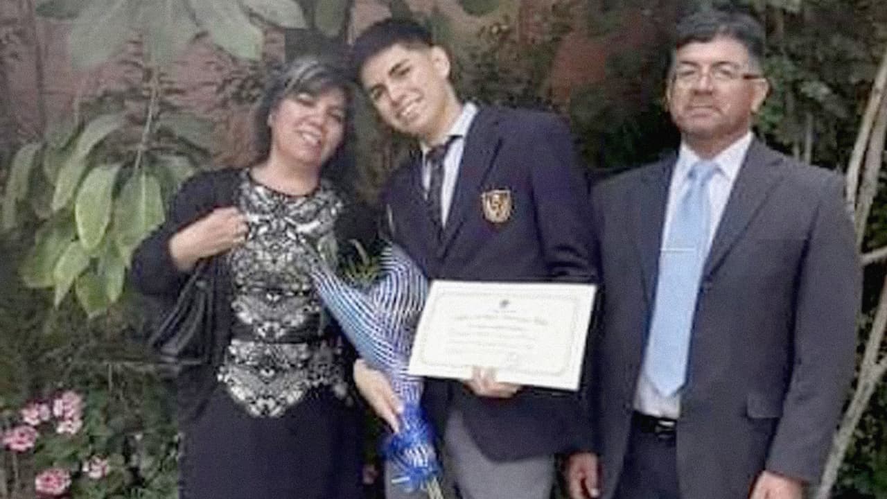 Emanuel Gangas, en el centro, es un joven de 20 años que padece de hemoglobinuria paroxística nocturna, una enfermedad que ocasiona que los glóbulos rojos se descompongan y ocasionen una anemia hemolítica crónica que puede llevar a la muerte.