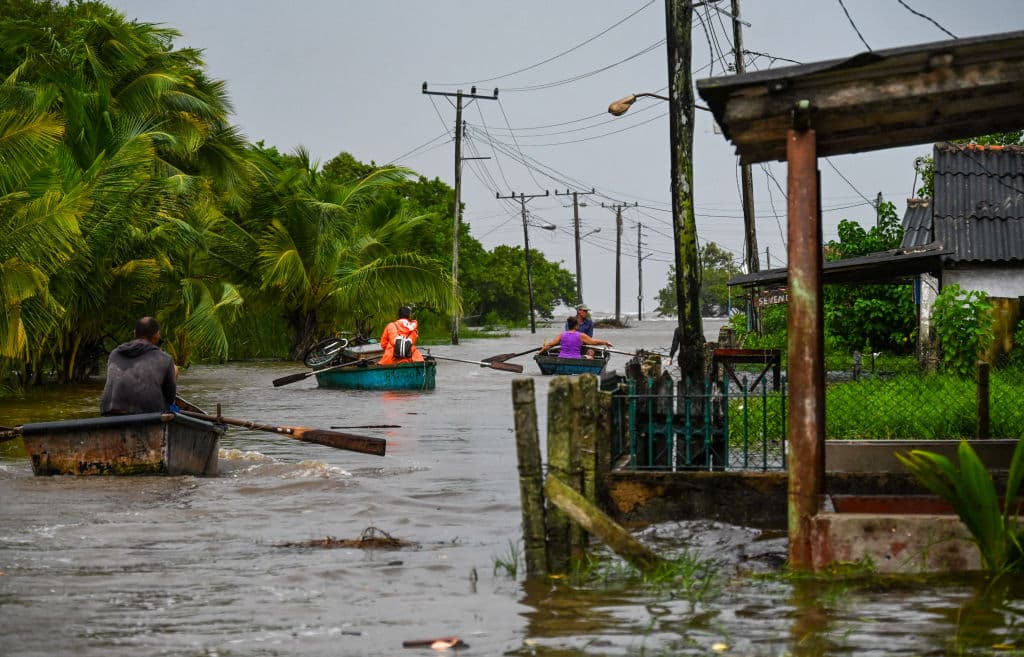 Los que sí han sufrido pérdidas son los residentes del 
<b>pueblo costero de Guanimar,</b> donde las aguas inundaron múltiples viviendas. Algunos lograron desalojar en botes a zonas más seguras.