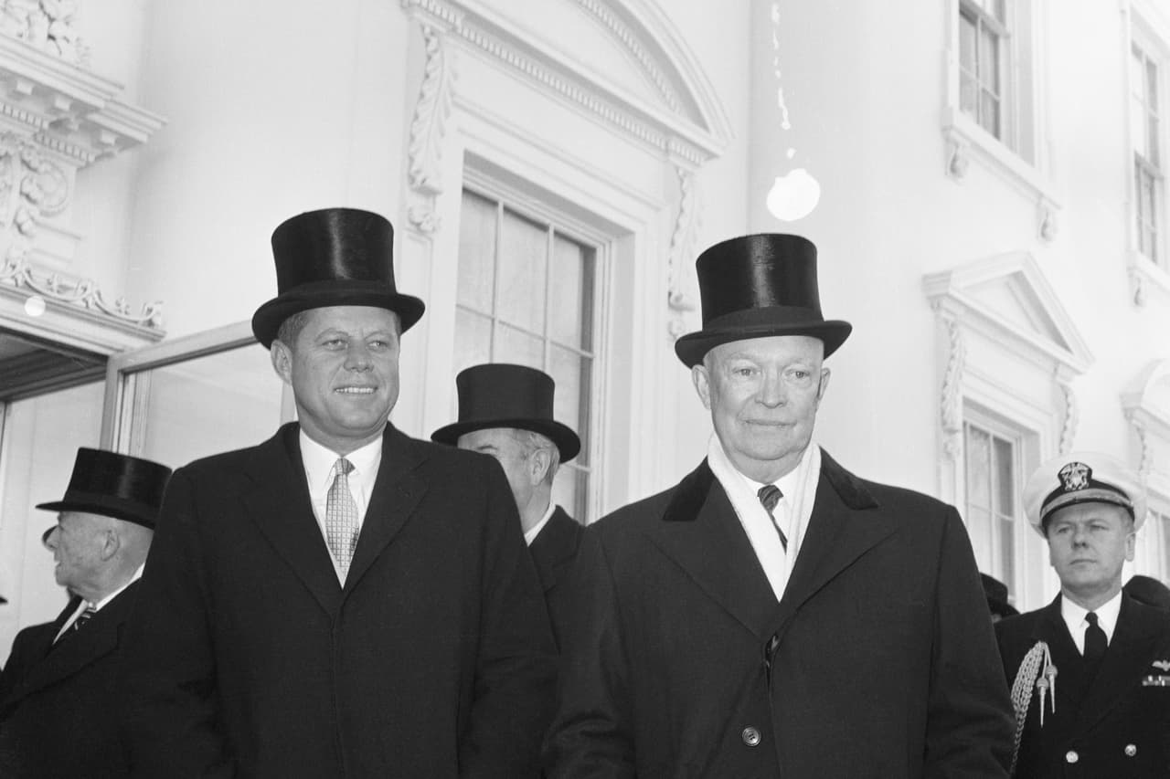 El encuentro entre Dwight Eisenhower y John FItzgerald Kennedy antes de su ceremonia Inaugural el 20 de enero de 1961. Kennedy fue el último presidente en ir a su ceremonia de juramentación con un sombrero de copa alta, una tradición que desapareció con la evolución de la moda. Kennedy fue asesinado en el tercer año de su mandato. 
<a href="https://www.univision.com/noticias/fotos-ineditas-del-dia-en-que-mataron-a-jfk-fotos"><u>Vea aquí las fotografías inéditas del día en que mataron a JFK.</u></a>