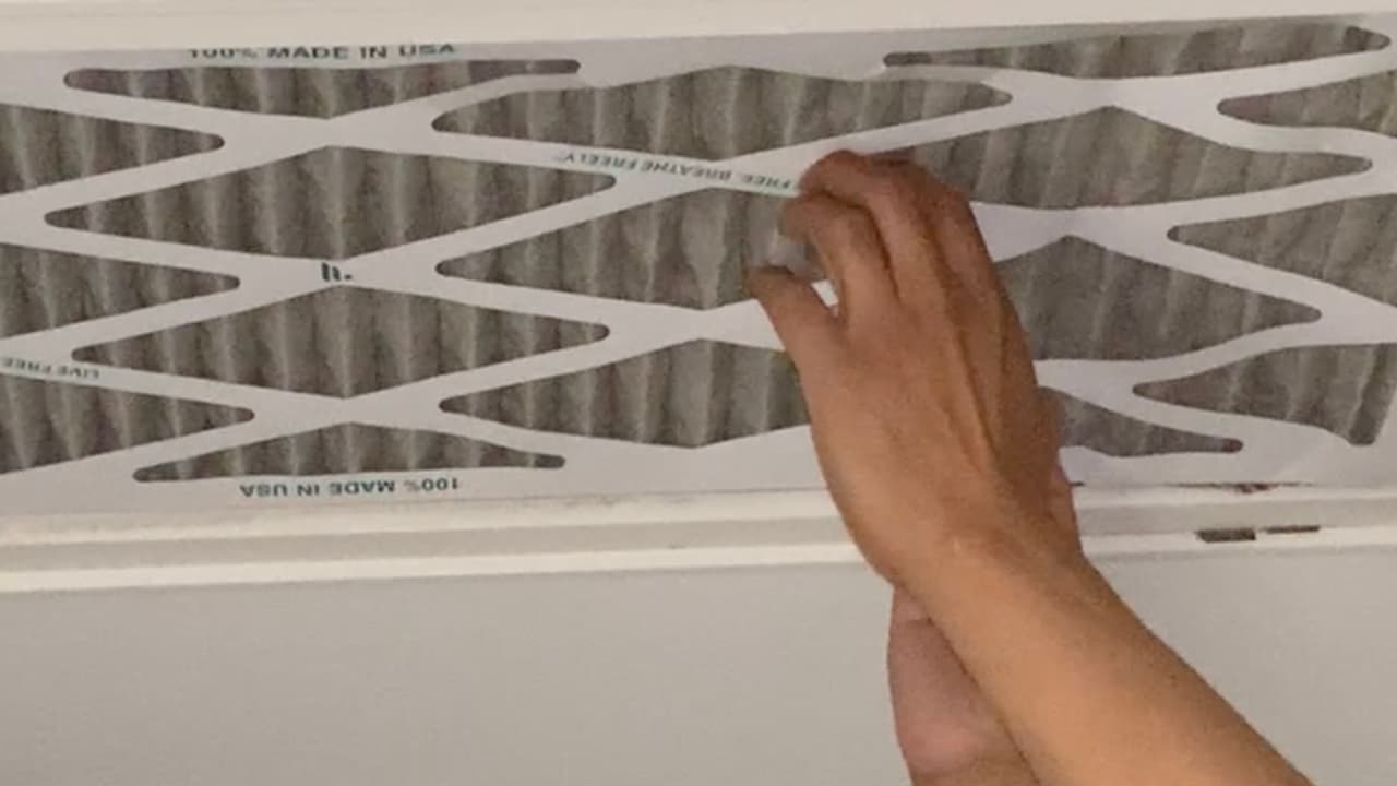 Una de las razones principales por las que debemos checar la calefacción es para prevenir que se registre alguna fuga de 
<b><a href="https://www.univision.com/local/houston-kxln/una-nina-y-una-mujer-mueren-intoxicadas-por-monoxido-de-carbono-cuando-buscaban-protegerse-del-frio-en-houston-video" target="_blank">monóxido de carbono</a></b> lo que podría ser mortal.