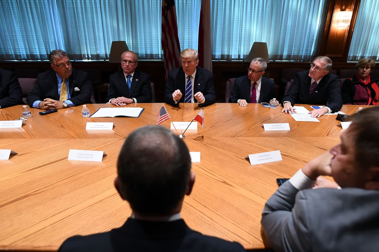 Pintan grafitis en edificio donde Donald Trump realiza evento de campaña en Chicago