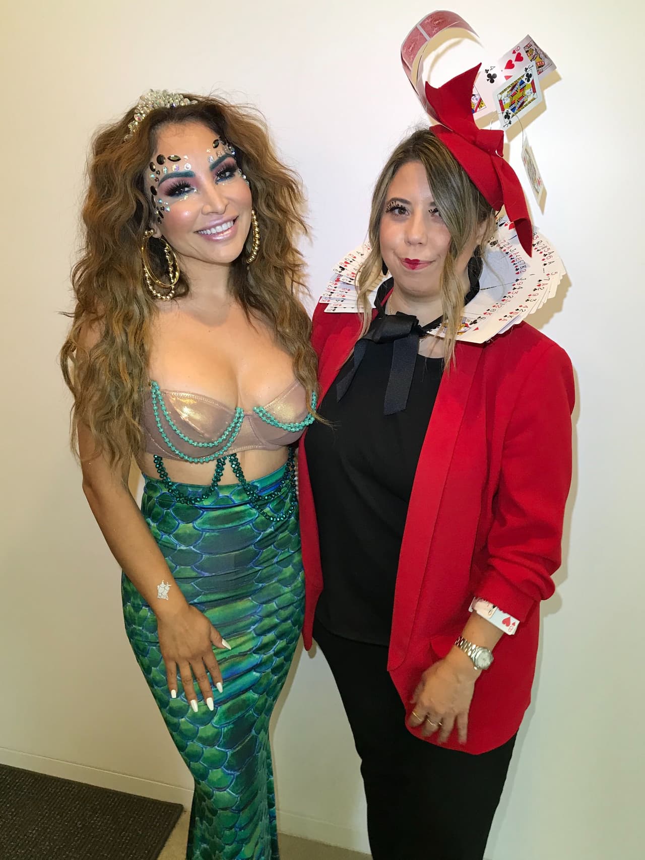 Dos reinas de corazones en una sola foto.