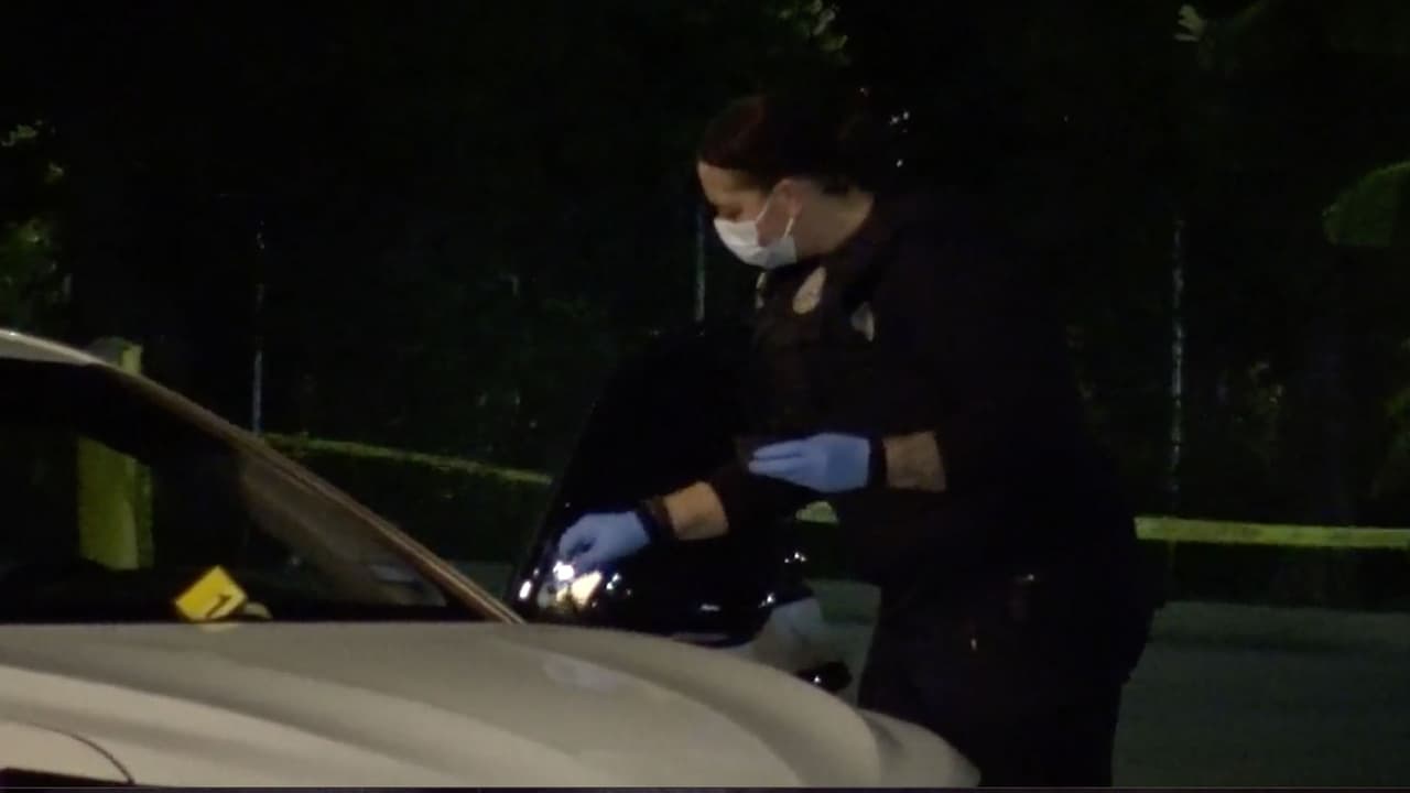 El hombre, de alrededor 20 años, estaba con su esposa. “Ordenó sus tacos y regresaba a su automóvil cuando fue baleado en el torso”, indicó el sargento Michael Arrington, portavoz del Departamento de Policía de Houston (HPD).