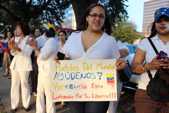 A cantos y gritos pidieron paz y libertad en la calle Westheimer, una de las más transitadas de Houston. 