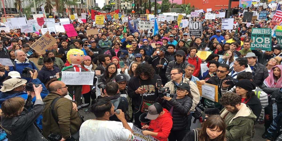Miles de personas protestan en Los Ángeles por los operativos de ICE que separan familias migrantes