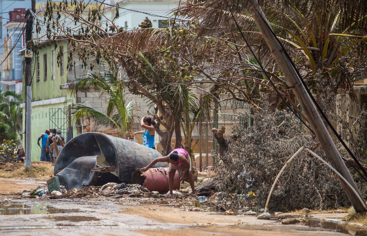 Una mujer trabajando para limpiar una llena en La Habana, Cuba. Las calles de la capital cubana están llenas de basura y árboles caídos después del paso del huracán Irma. Los medios oficiales reportaron que siete de las 10 víctimas fatales murieron en La Habana.