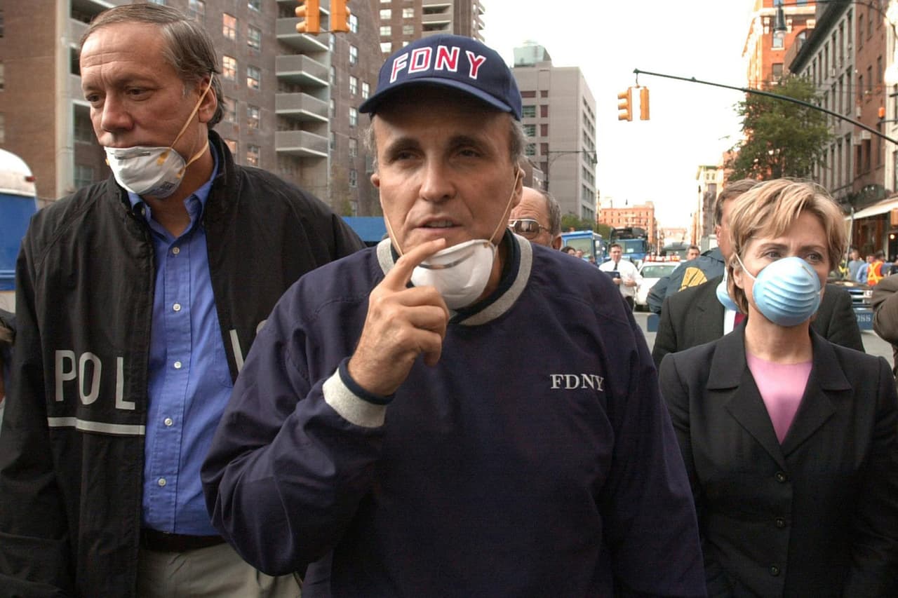 <b>RUDOLPH GIULIANI</b>
<br>
<br>
<b>ENTONCES: </b>Alcalde de la ciudad de Nueva York, fue un héroe del momento: empático, decidido, foco del dolor de la nación y presencia constante en la zona cero. "El número de víctimas será más de lo que cualquiera de nosotros pueda soportar en última instancia", dijo el 11 de septiembre. Oprah Winfrey lo declaró "Alcalde de América"; la revista 
<i>Time</i> lo declaró "Persona del Año".
