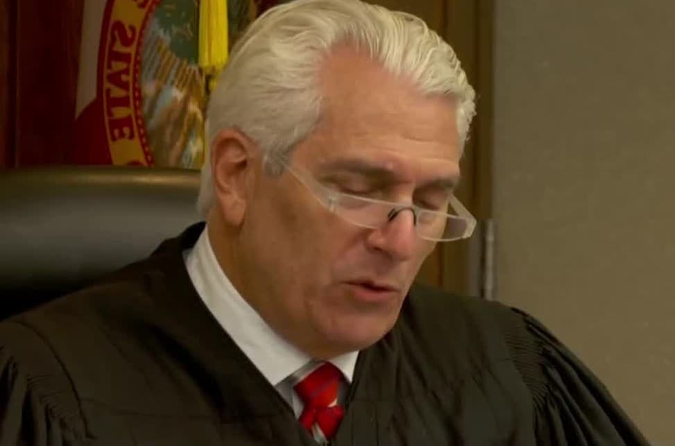 Tras una larga jornada en la corte, en la que la acusación y la defensa expusieron sus casos e interrogaron a varios testigos -entre ellos Lucas Delfino y la esposa de Pablo Lyle-, el juez determinó que
<b>no había encontrado suficientes evidencias</b> para establecer sin lugar a dudas que la agresión de Lyle cumple con los preceptos legales que permiten el uso letal de la fuerza como
<b>defensa propia</b>, lo que se conoce jurídicamente como leyes de 'stand your ground'. Consideró que el tipo de agresión de Lyle (un puñetazo) no se puede describir como letal (aunque las consecuencias de esta sí lo fueran) y que con las pruebas presentadas nada hace entender que Hernández, en el momento de ser agredido, supusiera una amenaza para Lyle y sus familia.