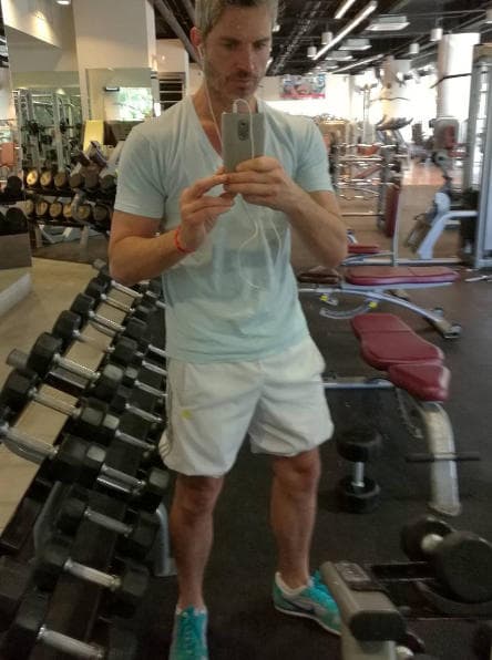 Se considera un hombre perseverante, bromista, sincero y comelón.