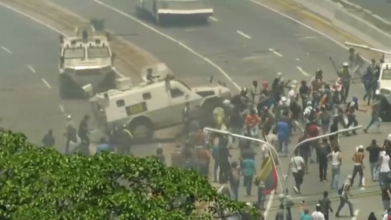 Imágenes fuertes: Una tanqueta militar arrolla a manifestantes contra Maduro