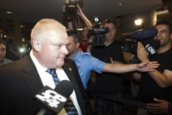 El alcalde de Toronto Rob Ford sale de su oficina en el ayuntamiento en su primer día de vuelta al trabajo.