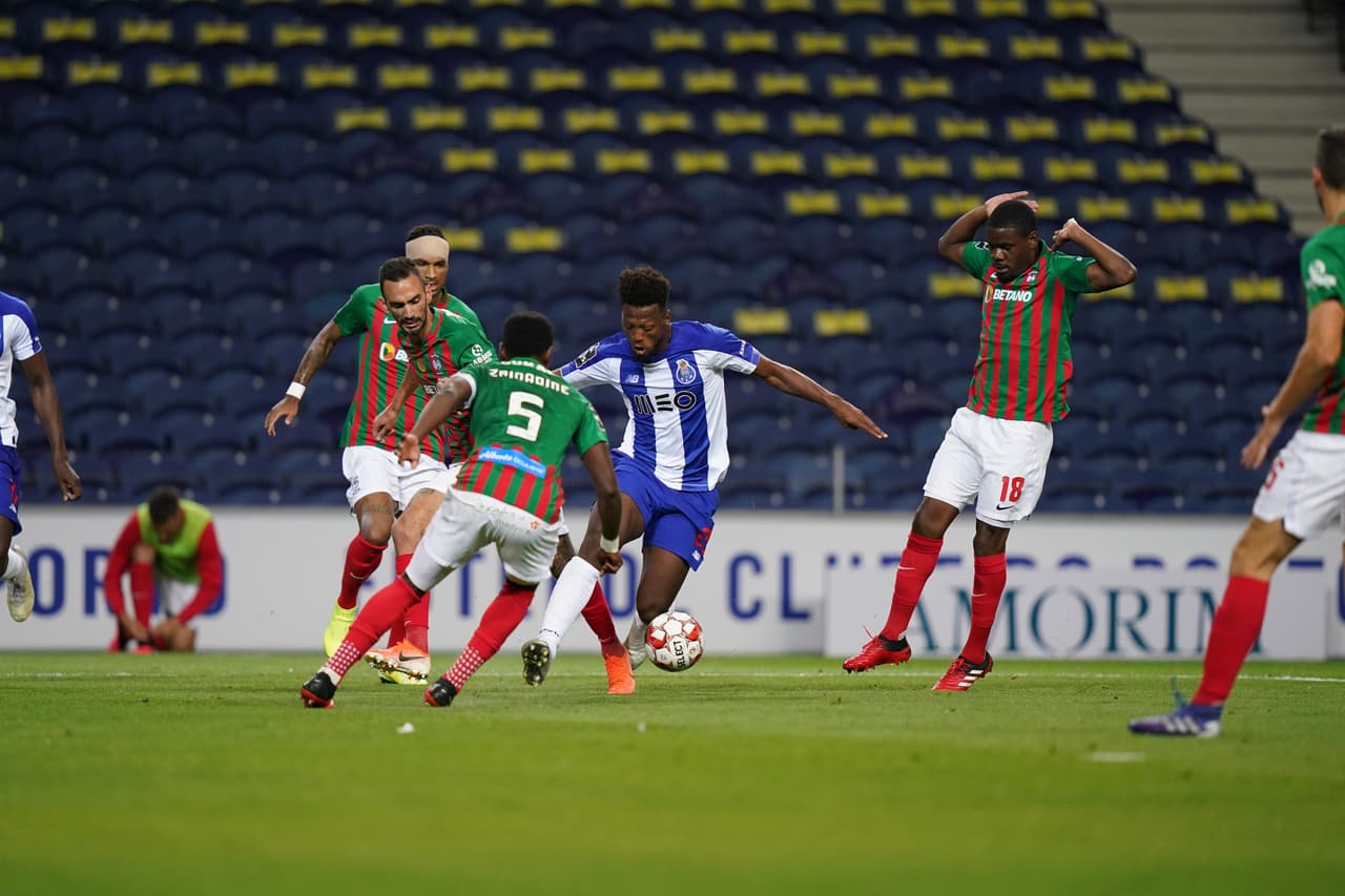 Zé Luís hace una genialidad y se le escapa a cuatro jugadores del Marítimo.