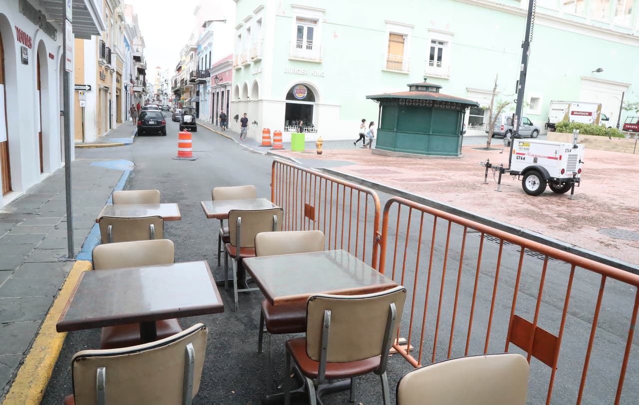 <b>Establecimientos de comida preparada (restaurantes, comida rápida, “food trucks”, pizzerías, etcétera)</b> – solo para recogido de órdenes para llevar. De igual forma puede ordenar para recibirlos mediante “delivery” en aquellos establecimientos que tengan ese servicio.
<br>"Aunque los domingos NO aplica la separación de tablillas pares e impares, esa distinción NO es una autorización para que transite cualquier persona. Solo deberán salir aquellas personas permitidas en la orden”, enfatizó Janer.
<br>
<br>
<br>