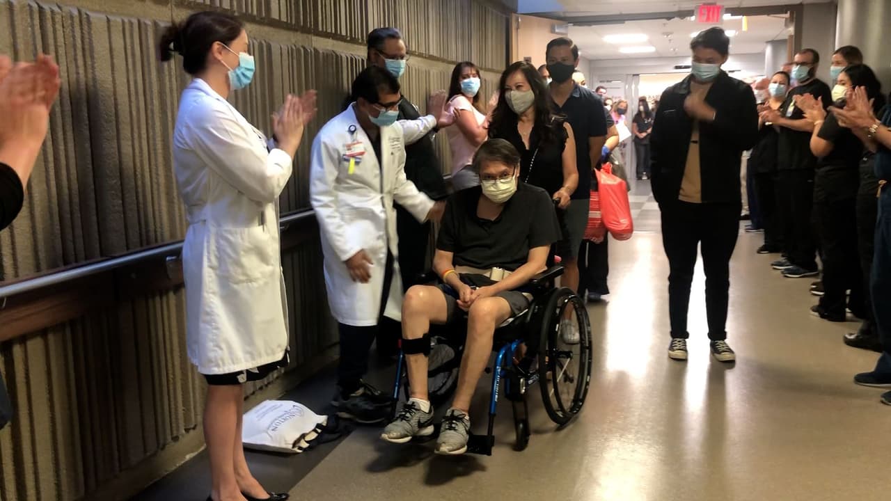 "Hágase un trasplante de pulmón o no lo logrará": un médico sobrevive al covid-19 luego de un mes en coma inducido