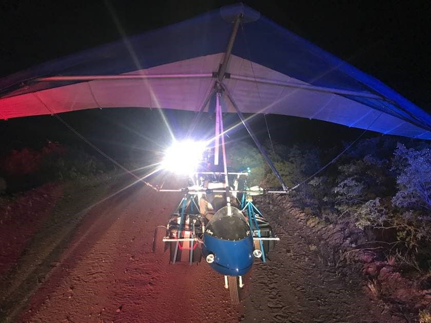 Agentes de la Patrulla Fronteriza encontraron la aeronave abandonada en un camino de terracería. Los narcos le colocaron dos contenedores de plástico en el fuselaje para llevar la mercancía ilícita.