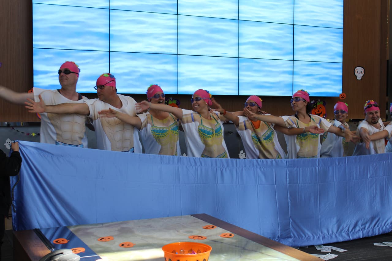 El equipo de Univision Los Angeles festejó Halloween a lo máximo y la gran fiesta contó con la presencia de personajes de la talla de Pitbull, Paquita la del Barrio, Donald Trump y hasta El Chapo.