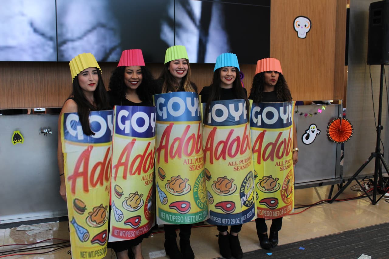 El equipo de Univision Los Angeles festejó Halloween a lo máximo y la gran fiesta contó con la presencia de personajes de la talla de Pitbull, Paquita la del Barrio, Donald Trump y hasta El Chapo.