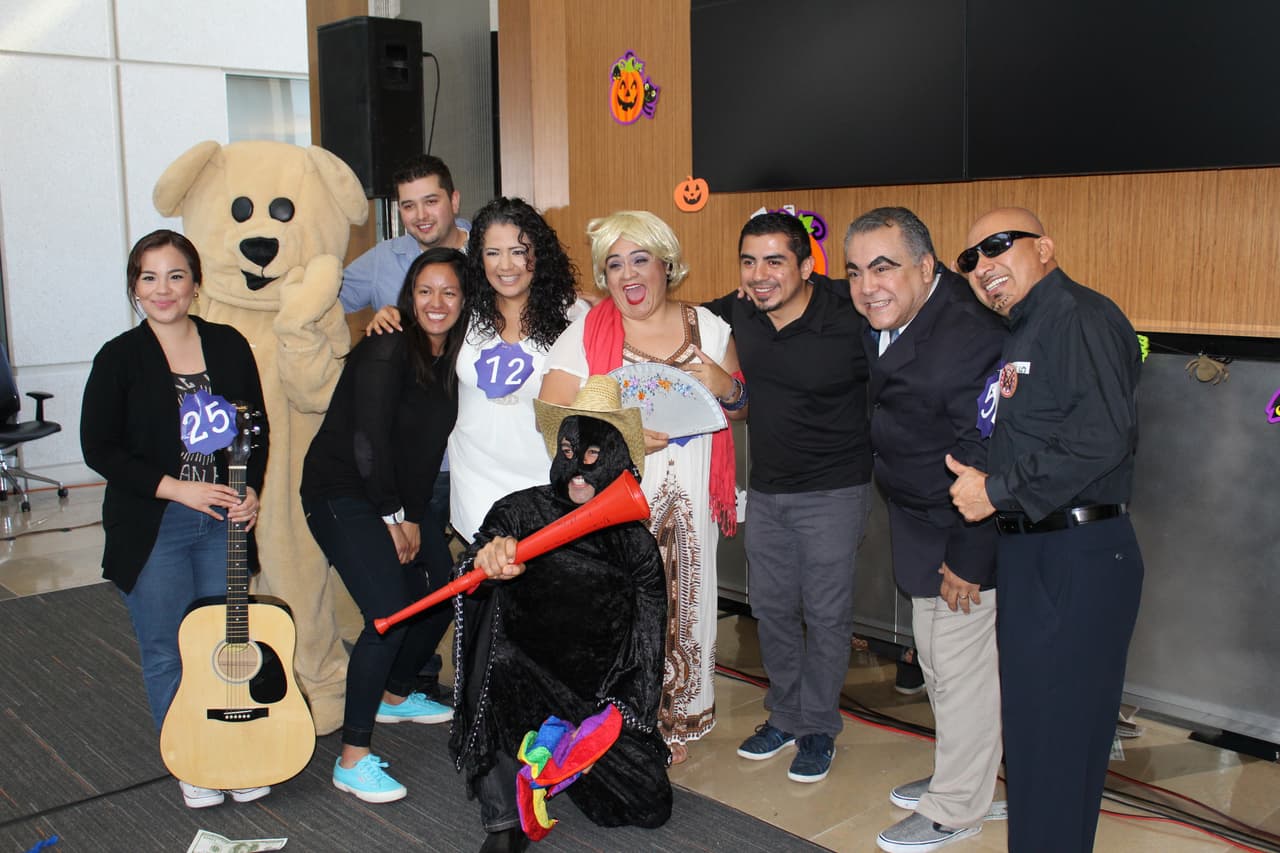 El equipo de Univision Los Angeles festejó Halloween a lo máximo y la gran fiesta contó con la presencia de personajes de la talla de Pitbull, Paquita la del Barrio, Donald Trump y hasta El Chapo.