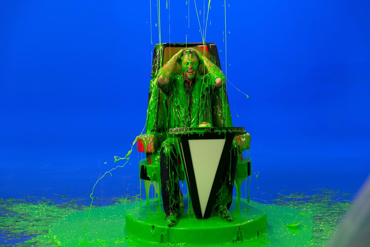 Wow! Le tocó cubrirse con mucho fango verde.