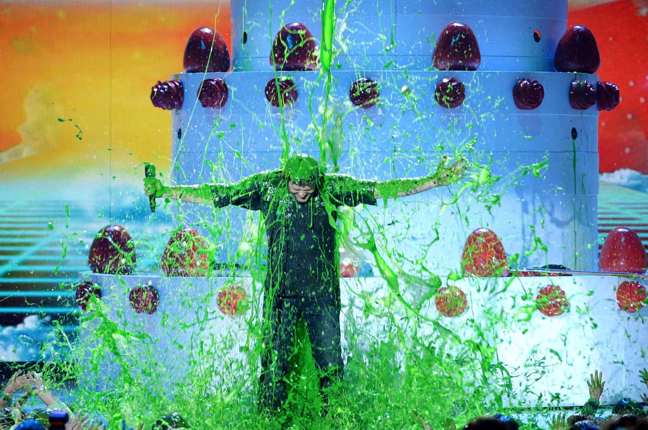 Incluso mientras estaba hablando en el escenario, una de sus bromas fue festejada con un buen baño fluorescente.