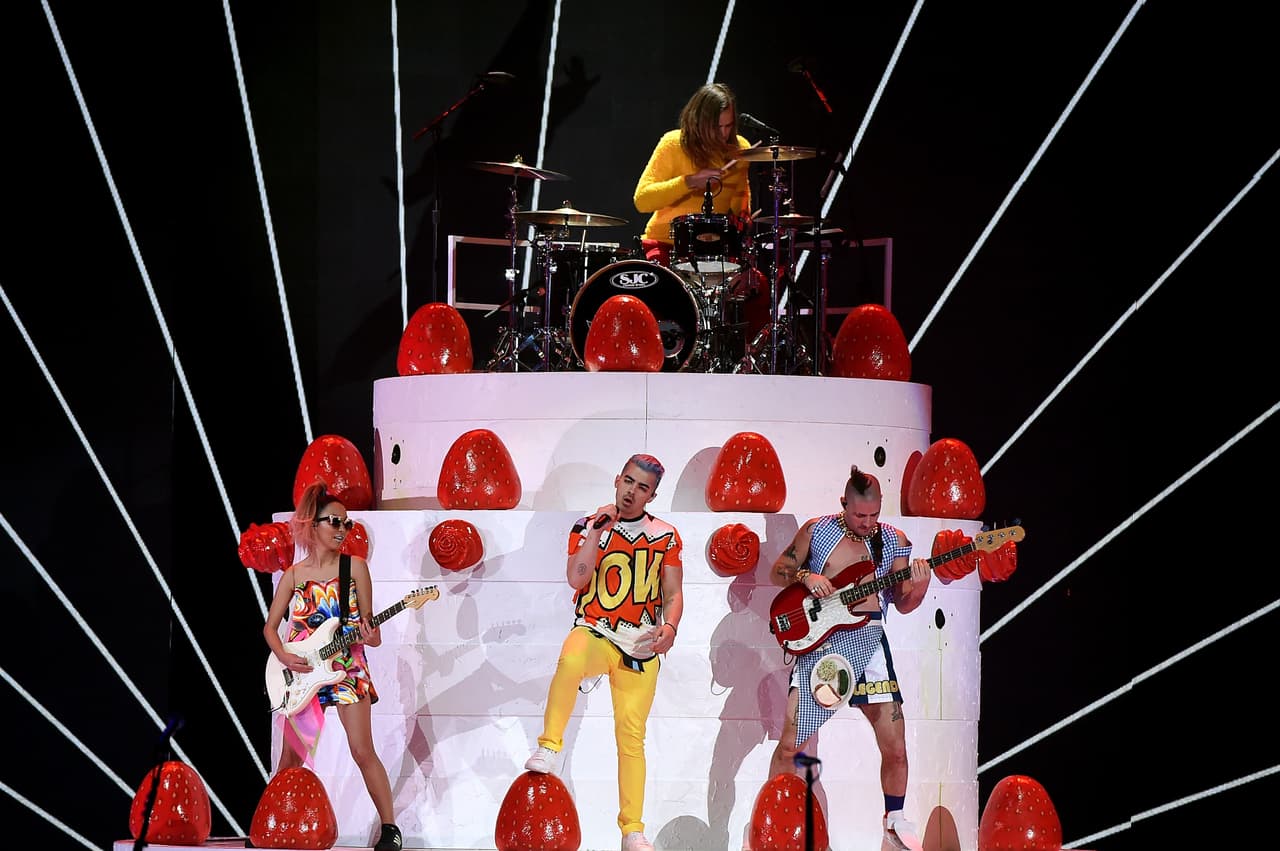 Todo el mundo se puso a bailar con su interpretación de 'Cake by The ocean'.