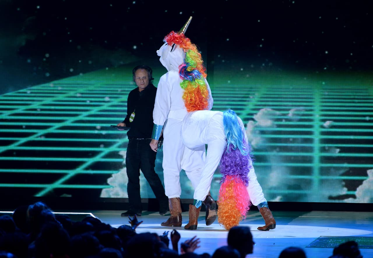 Noooo, se trató de Blake Shelton que apareció disfrazado con este fantasioso y fantástico atuendo.