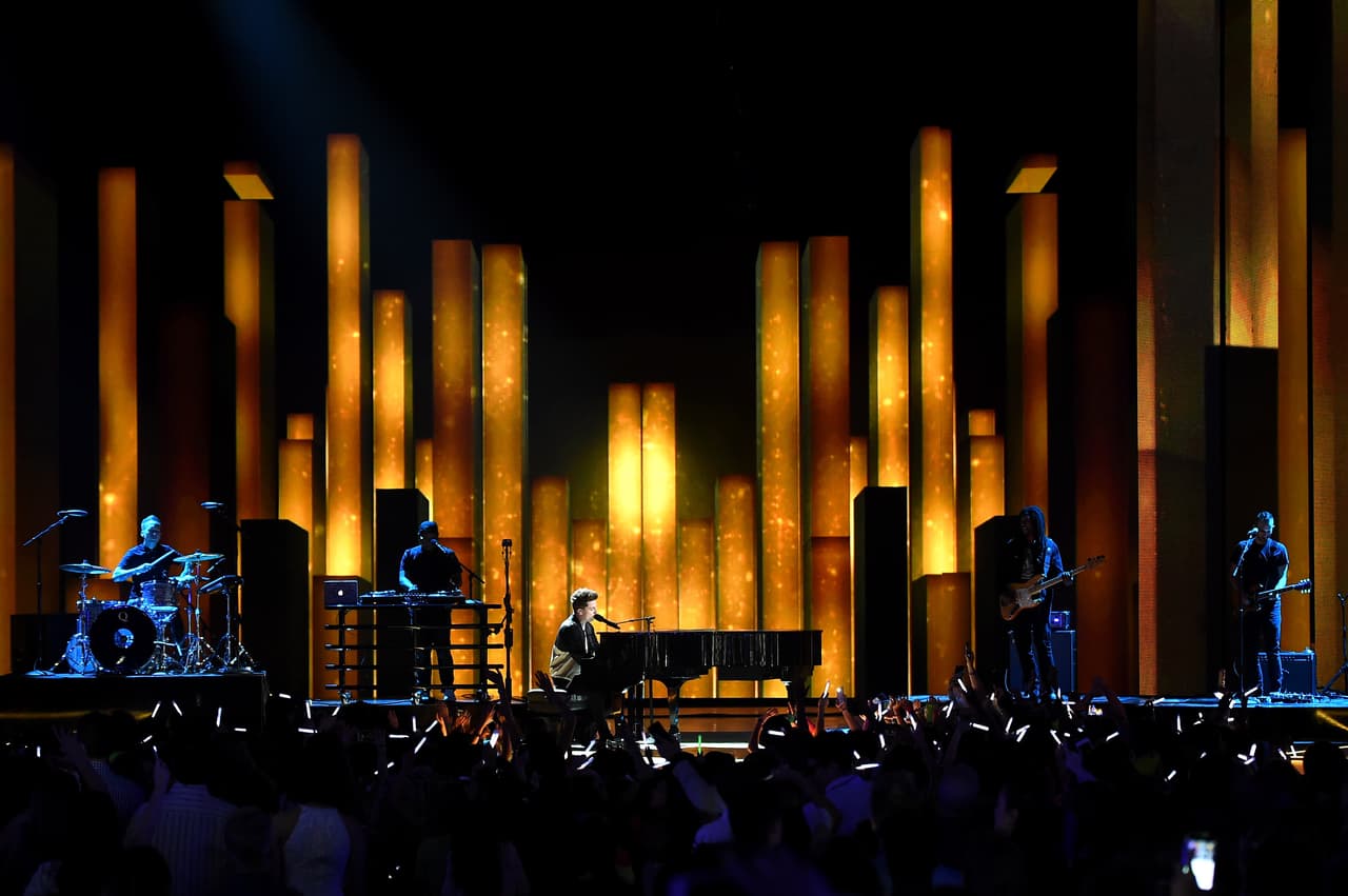 El cantante se presentó en el escenario con una versión muy linda de 'One Call Away'.