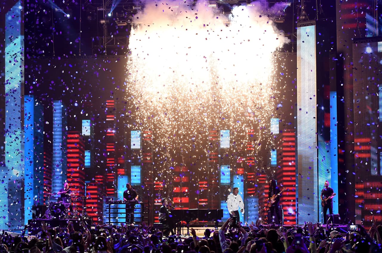 Una de las mejores presentaciones de la noche fue la de Wizz Khalifa con Charlie Puth.