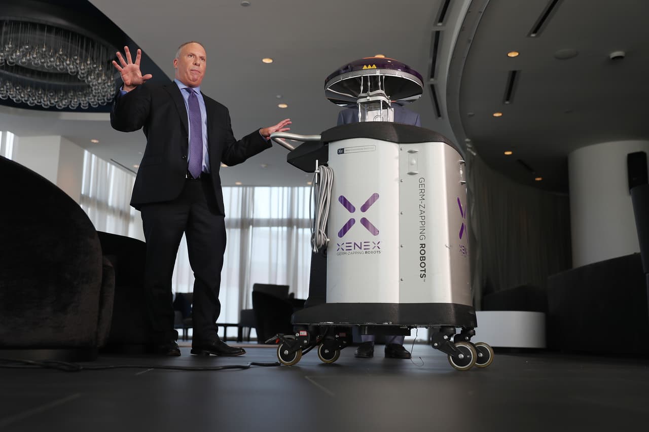 Según el fabricante, la forma en como limpia este robot es más eficiente que lo hecho por un ser humano. 
<br>