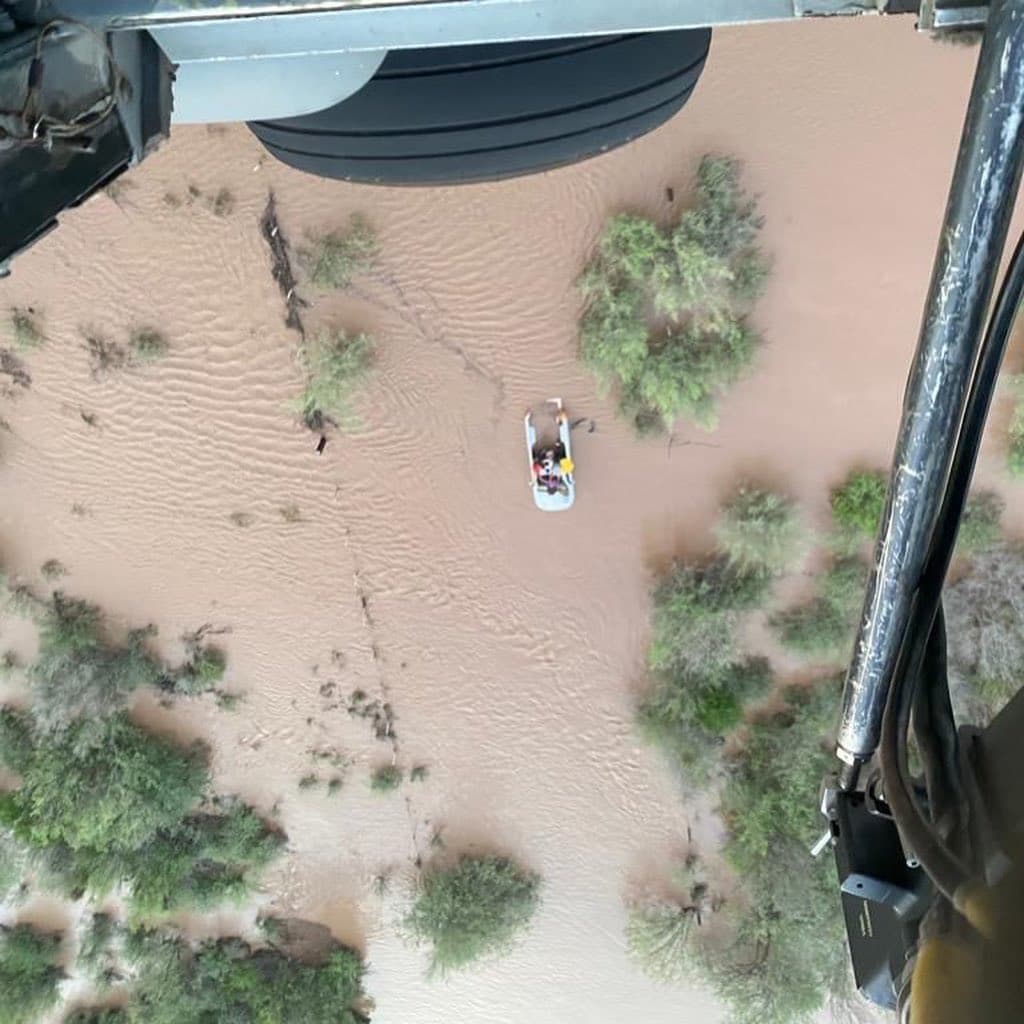 Las inundaciones han dejado a personas atrapadas en el agua, poniendo la vida en riesgo.