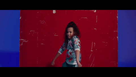 ¿Qué tal esta fantástica chica y sus movimientos? ¡Hasta con el cabello!