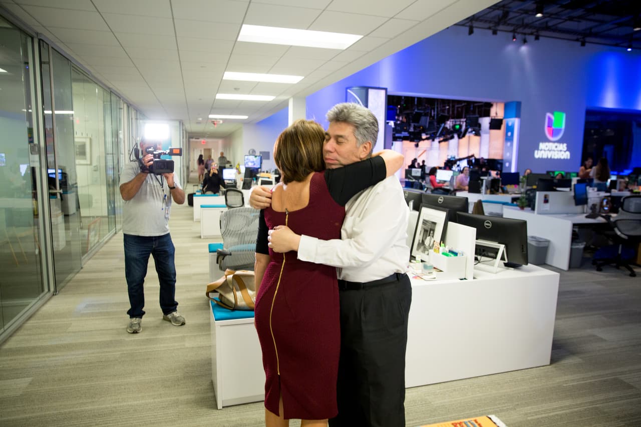 Una vez dentro de la sala de redacción, la esperaba Daniel Coronell, presidente de Univision Noticias, quien la saludo con un abrazo. Es quien lidera las reuniones editoriales y planea las coberturas.