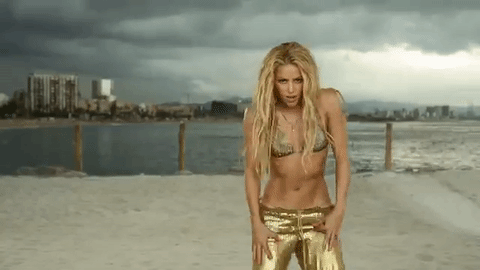 Los pasos de baile de Shakira se complementan con su vestuario, generalmente dejando al descubierto el marcado abdomen de la colombiana.