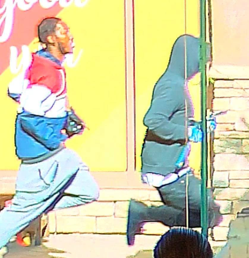 Ambos departamentos de policía están investigando si los dos robos pudieran estar relacionados.