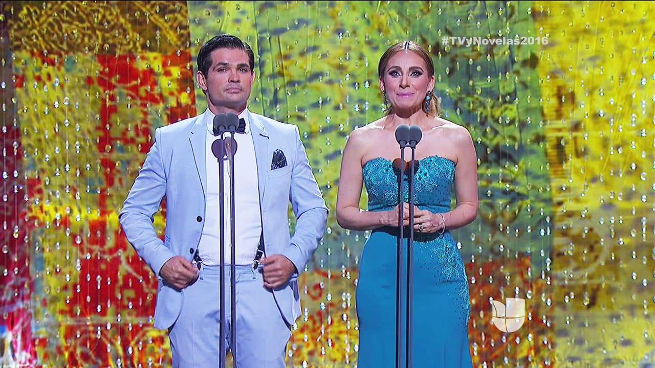 ¡Uyyy! ¡Qué lluvia de estrellas! Ferdinando Valencia y Elizabeth Álvarez lucían espectaculares para anunciar a 'La Mejor Actriz de Reparto'.