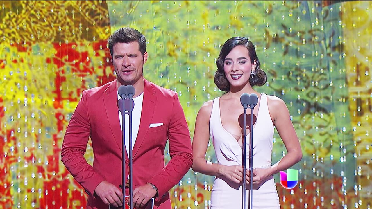 ¡Qué bonita pareja! Brandon Peniche y Esmeralda Pimentel anunciaron la categoría de 'Mejor Actriz Revelación'.