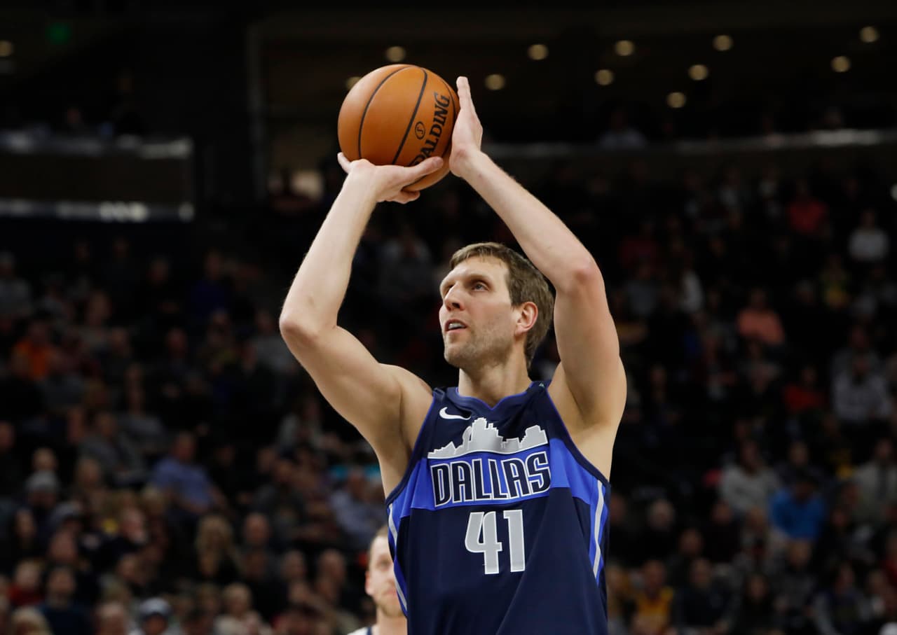 Dirk Nowitzky pacta un año más con los Mavericks