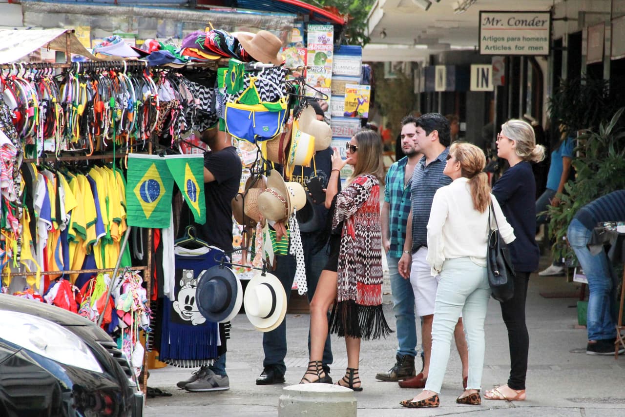 Se dio tiempo para comprar unos recuerditos.