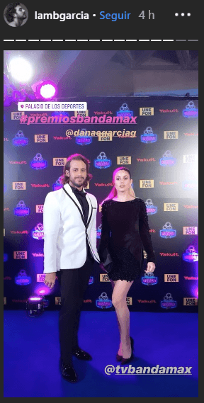 El actor de la telenovela La Reina Soy Yo, Lambda García, también desfiló por la alfombra azul acompañado por Dánae García.