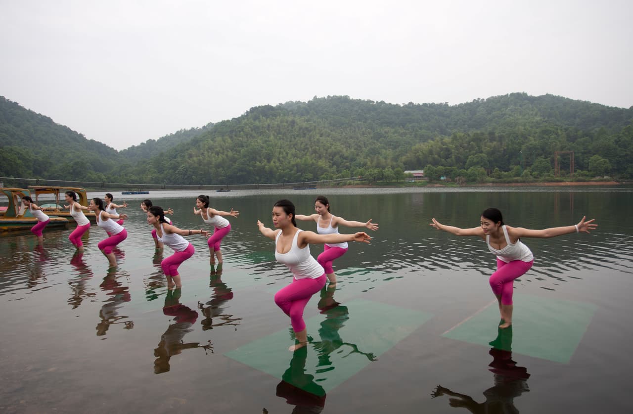 Al practicar yoga obtienes beneficios físicos, fortalece nuestros músculos y huesos, oxigena y limpia nuestros órganos, beneficia nuestro sistema cardiovascular, aumenta nuestra flexibilidad, entre otros.