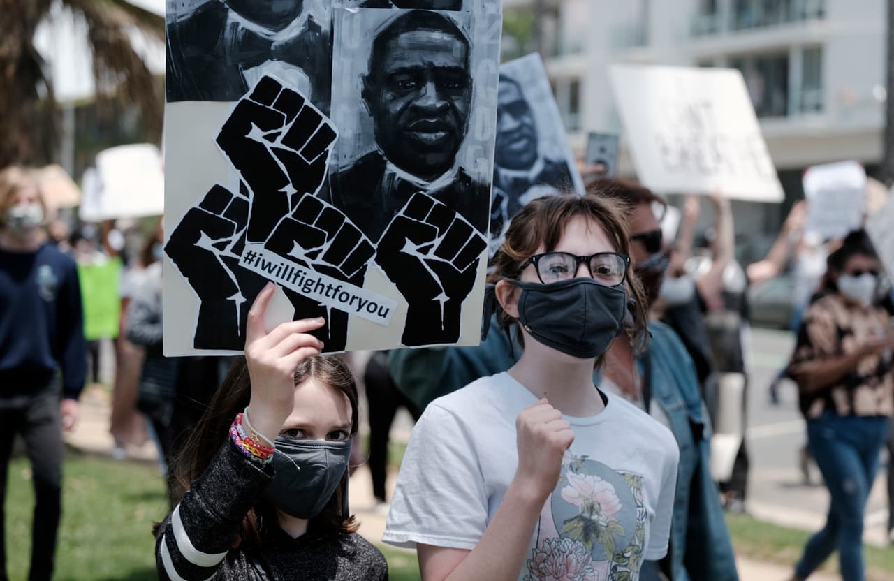 Vecinos y activistas locales se unieron en una manifesteción pacífica desde primeras horas del domingo, demandando justicia por la muerte de
<br> George Floyd.
