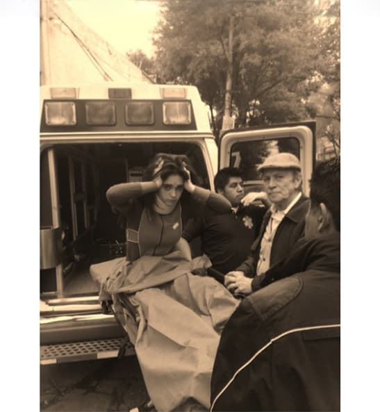 Pero por culpa de Josefa cayó por el balcón y fue llevada de urgencia al hospital.