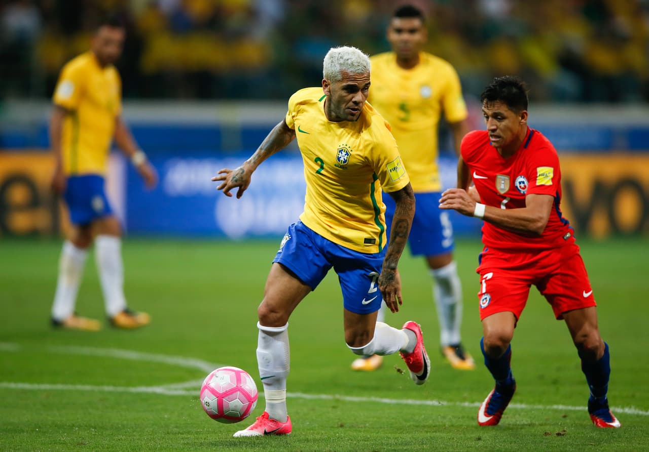 Dani Alves: es el futbolista que más títulos ha ganado en la historia del deporte, con 37 trofeos. Se lesionó la rodilla (desinserción del ligamento cruzado anterior de la rodilla derecha) y quedó por fuera de la convocatoria de Brasil.