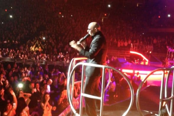 Con el US Airways completamente repleto, Pitbull y Enrique Iglesias hicieron retumbar el centro de Phoenix con un tremendo fiestón que duró más de 3 horas.En el concierto, estaban presentes celebridades como Jessica Cediel del Gordo y La Flaca y William Valdes de Despierta America, entre otros. Durante el show, los fans enloquecieron y corearon los éxitos de ambos artistas. Enrique Iglesias, hasta saltó del escenario para interactuar con su público y tomarse selfies con ellos.