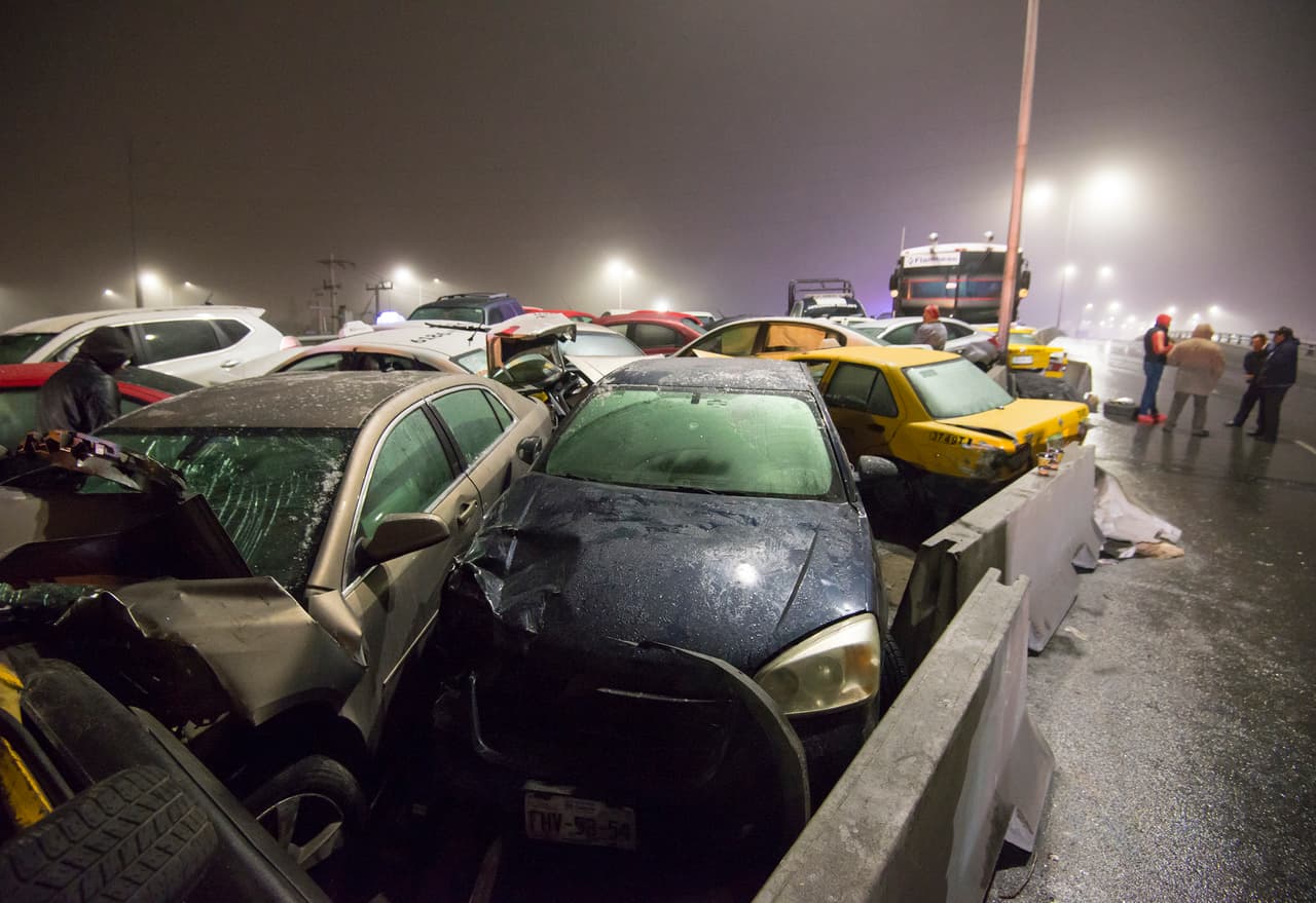 Los autos quedaron apiñados en el puente Luis Echeverría congelado. Del otro lado de la frontera el frío también ocasionó serios accidentes viales. En
<b><a href="https://www.univision.com/houston/kxln/noticias/ola-de-frio/ola-de-frio-paralizo-a-texas-un-estado-que-no-esta-acostumbrado-a-lidiar-con-este-tipo-de-fenomenos">Houston, Texas, se registraron más de 300 choques en solo 9 horas el pasado martes.</a></b>