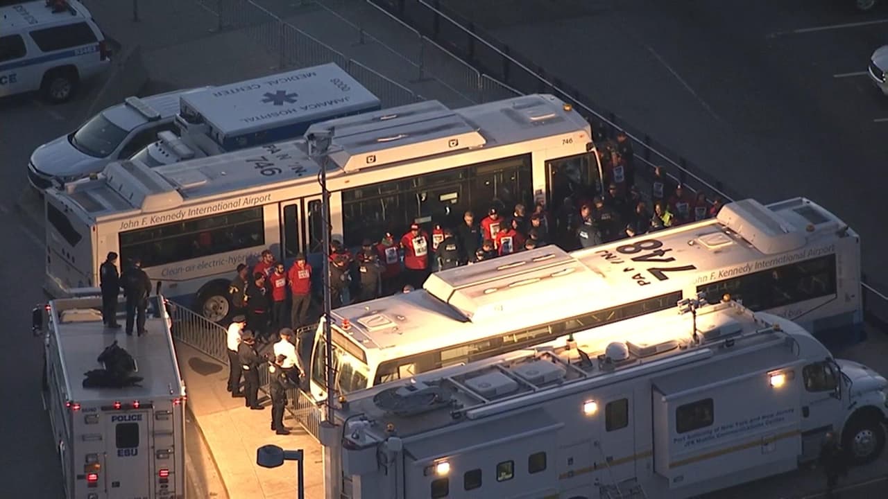 Arrestan a decenas de trabajadores gastronómicos de American Airlines tras protesta por mejores salarios en el JFK